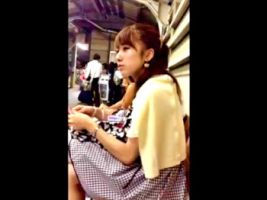 この美人すぎるJDちゃん、盗撮魔に電車でスカートめくりされるも何も言えない・・・（盗撮動画）