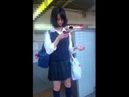 某アイドル激似の美少女JKちゃん、スカートめくりで恥ずかしすぎるパンチラを晒される