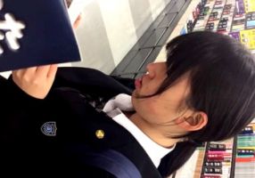 【盗撮動画】これはJKというよりJCなのかも･･あどけない制服少女の可愛すぎるバックプリントおぱんちゅ♪